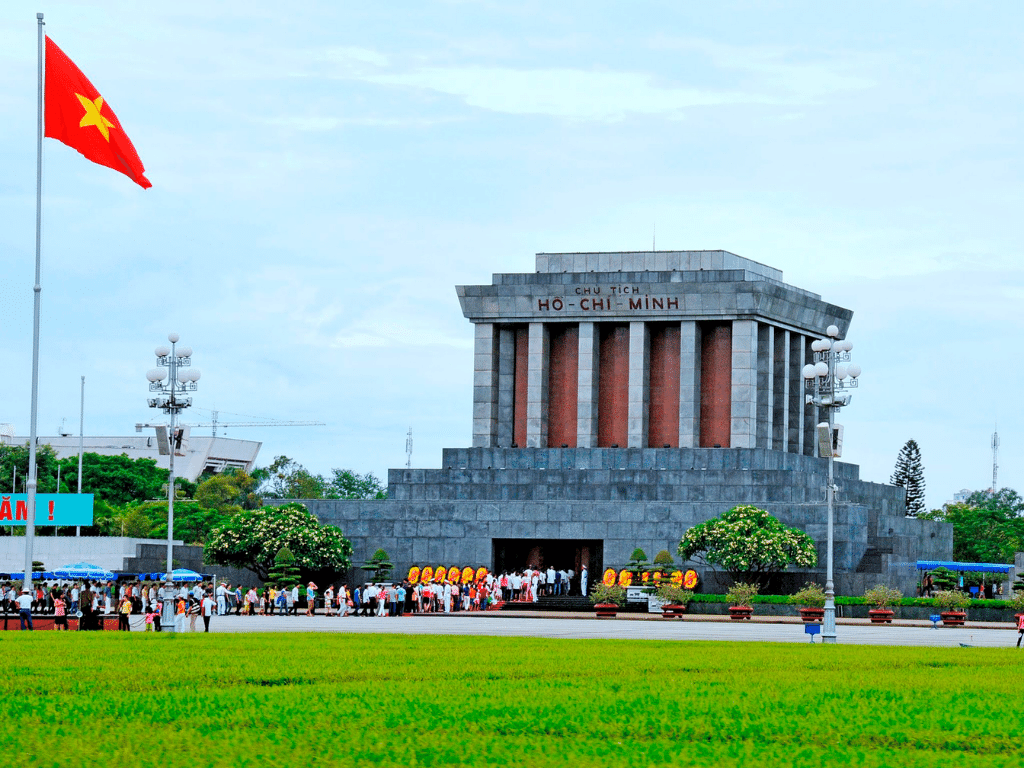 Hàng nghìn người đổ về thủ đô viếng lăng Chủ tịch Hồ Chí Minh